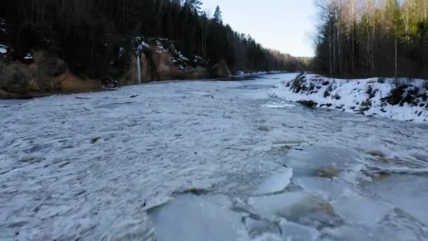 Flyger Över Frusna Gauja Floden Lettland Små Klippor Höger Sida — Stockvideo