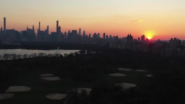 豪華な夕日の黄金の時間でニューヨークのセントラルパークボールフィールドの上にドローン便 4Kでは — ストック動画