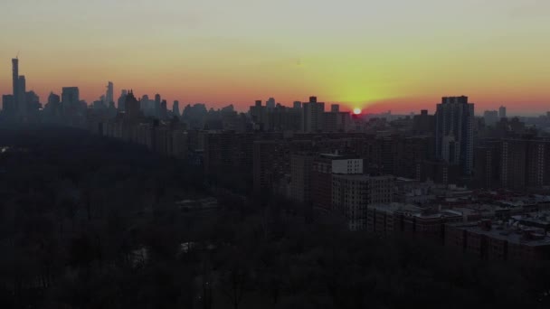 Prachtige Zonsondergang Drone Vliegen Top Van New York City Central — Stockvideo