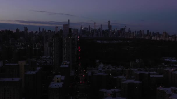 ハーレムからニューヨークシティスカイラインの静止ドローンは 夜明けの日の出の青の時間にセントラルパークを見下ろしています 4Kでは — ストック動画