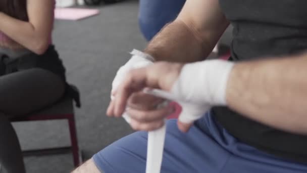 拳击训练前双手合十 — 图库视频影像