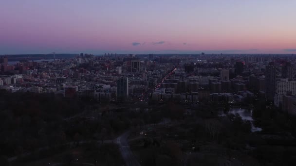 Drone Flyger Över Toppen New Yorks Central Park Med Harlem — Stockvideo