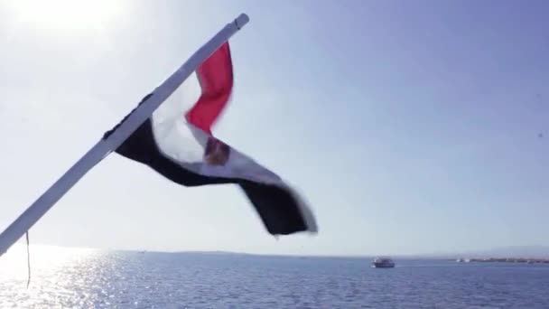 Флаг Египта Машущий Заднем Плане Красным Морем Лодке — стоковое видео