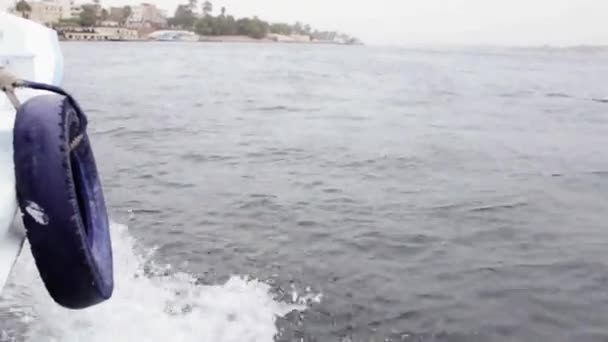 나일강에 배에서 이집트로 여행하 물보라 — 비디오