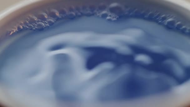 青い色の水に落ちる水滴 — ストック動画