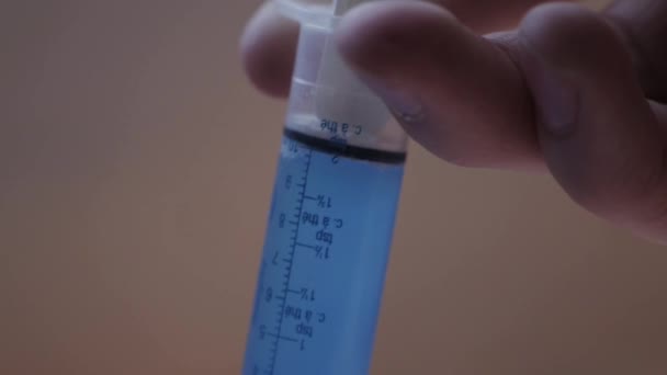 Modrá Tekutina Podávaná Injekčně Injekční Stříkačky — Stock video