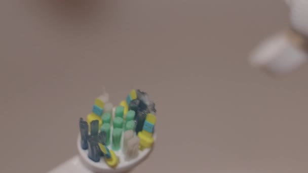 Tiro Detalhe Pasta Dentes Posta Uma Escova Dentes Elétrica — Vídeo de Stock