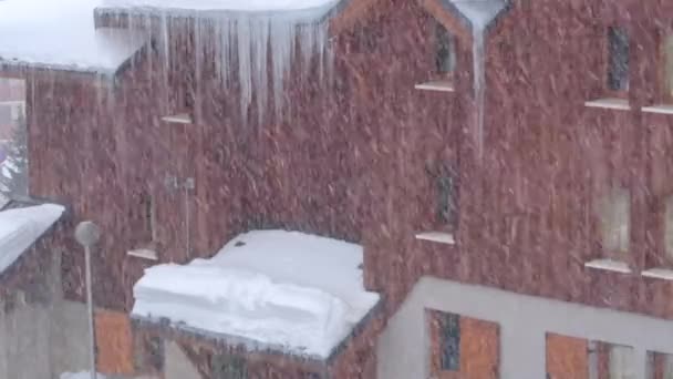 山のリゾートで大雪氷の大きな建物を見て — ストック動画