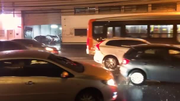 Carros Passando Pela Noite Chuvosa Rua Cidade Gotas Água Semáforo — Vídeo de Stock
