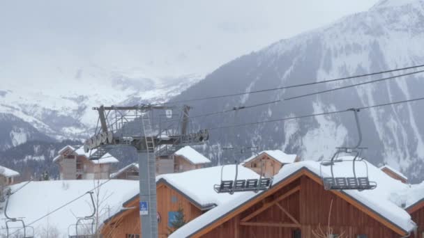 Lege Stoeltjeslift Loopt Het Skistation Met Niemand Bewolkt Weer Bergen — Stockvideo