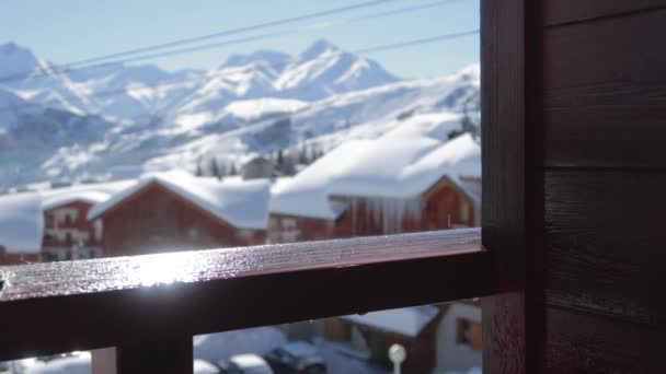 Wassertropfen Fallen Winter Auf Hölzerne Balkonrampe Skigebiet — Stockvideo