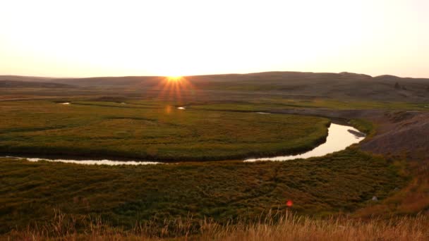 Zon Gaat Onder Een Heldere Hemel Boven Een Zijrivier Van — Stockvideo