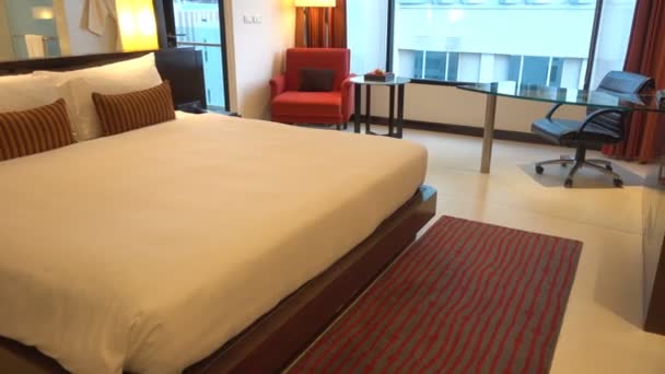 大きな高級ホテルの部屋暖かい赤のトーンの大きな窓の外を探して装飾された コンセプト リゾート — ストック動画