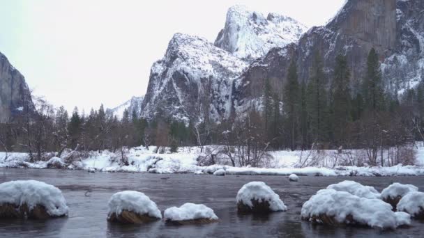 Velo Sposa Yosemite Ampio Scatto Cade Nella Neve Con Fiume — Video Stock