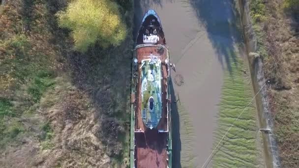 Вид Зверху Повітря Красивий Покинутий Корабель Причалі Вздовж Річки — стокове відео