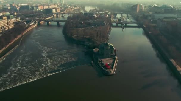 Vuelo Del Dron Sobre Río Prague Vlatava Mostrando Puentes Parque — Vídeos de Stock