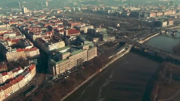 Drohnenflug Über Prager Vlatava Zeigt Brücken Schlosspark Und Gebäude Wintersonne — Stockvideo