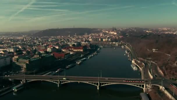 Prag Vlatava Nehri Üzerindeki Uçuşu Köprüler Kale Parkları Binalar Kış — Stok video