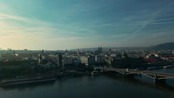 Vuelo Del Dron Sobre Río Prague Vlatava Mostrando Puentes Parque — Vídeos de Stock