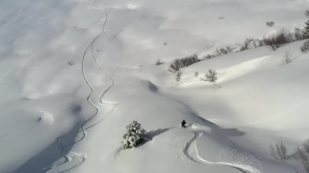 Luchtfoto Volgen Van Een Snowboarder Van Boven Piste Verse Sneeuw — Stockvideo