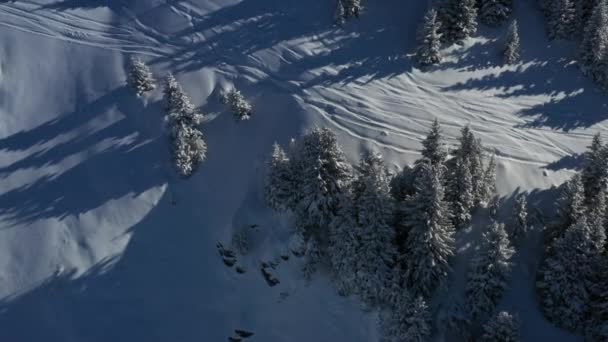 Aerial View Panning Snow Covered Mountain Side Reveal Mountain Skyline — Stock Video