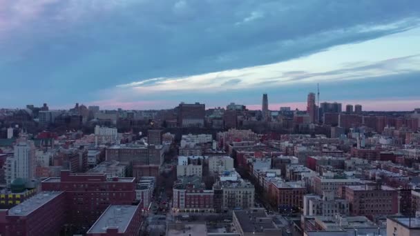 Kort Drönaruppgång Över New Yorks Harlem Kvarter Västerut Mot Morningside — Stockvideo