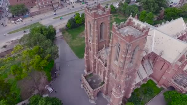 Güzel Bir Kilise Binasının Havadan Görünüşü Kilisenin Diğer Tarafında Trafik — Stok video