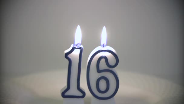 16番タイムラプス 2つの誕生日キャンドルが燃える — ストック動画