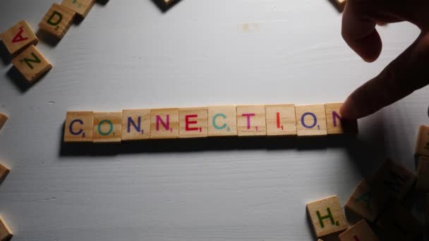 Das Wort Connection Wurde Mit Buchstaben Aus Holzkacheln Geschrieben Weißer — Stockvideo