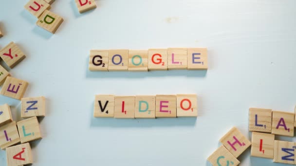 Een Tafel Met Verspreide Houten Letters Een Persoon Die Google — Stockvideo