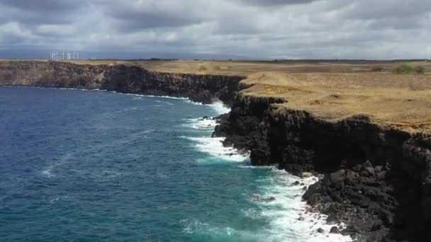 ハワイのビッグアイランドの海岸線の崖の空中ビュー 広いショットを見て海の波 — ストック動画