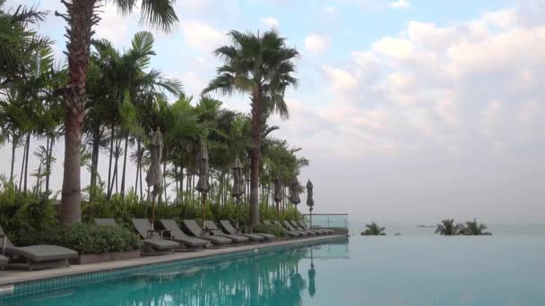 Sahil Şezlonglarıyla Pahalı Lüks Otel Terası Yüzme Havuzu — Stok video