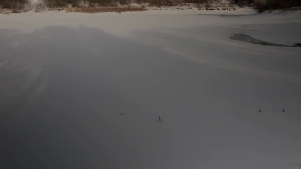 Нахильний Знімок Замерзлого Ставка Показує Передмістя — стокове відео