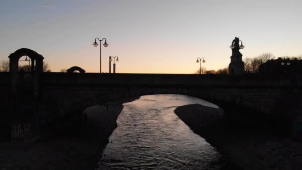 Ηλιοβασίλεμα Γέφυρας Στον Ποταμό Isar Μόναχο Γερμανία — Αρχείο Βίντεο