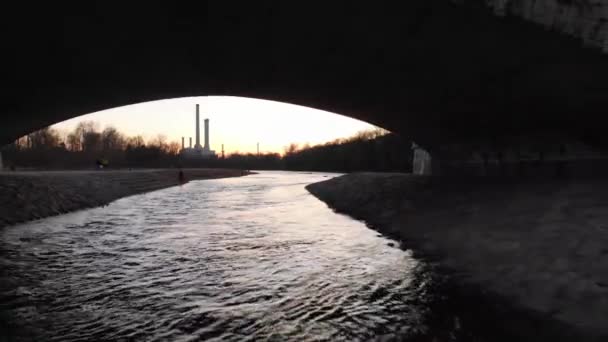 Almanya Nın Münih Nehri Üzerindeki Bir Köprünün Gün Batımı Manzarası — Stok video