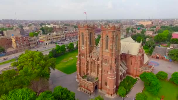 Vista Aérea Una Hermosa Iglesia Antigua Con Ciudad Fondo Hermosos — Vídeo de stock