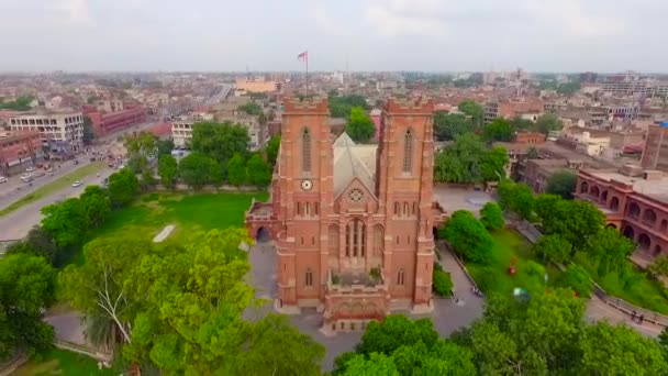 Vista Aérea Una Hermosa Iglesia Antigua Con Ciudad Fondo Hermosos — Vídeo de stock