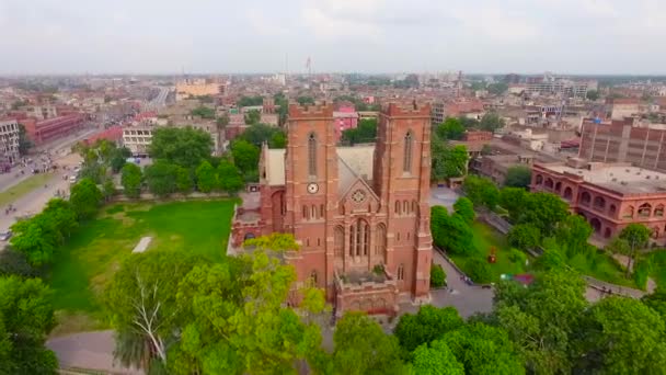 Vista Aérea Una Hermosa Iglesia Antigua Con Ciudad Fondo Hermosos — Vídeo de stock