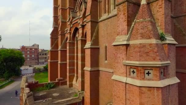 Close Vista Aérea Uma Bela Igreja Velha Uma Cruz Edifício — Vídeo de Stock