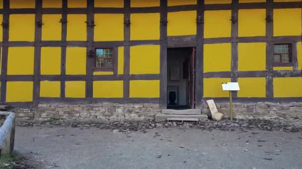 黄色の木造住宅 16世紀 — ストック動画