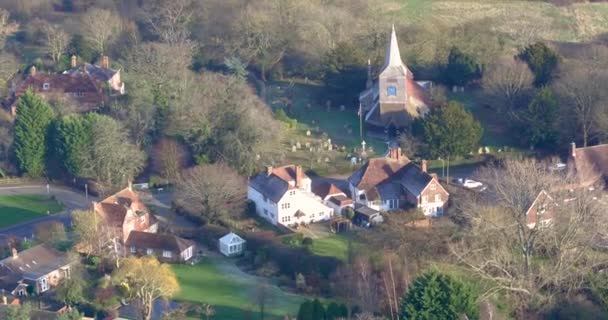 Aerial Pullback Kościoła Marys Wiosce High Halden Położony Kent Ogród — Wideo stockowe