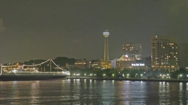 城市的夜景 湖上有一艘大游轮 海岸上灯光迷人 五彩缤纷 — 图库视频影像