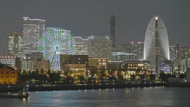 横浜市みなとみらいの夜景が広がる巨大なホイール高層ビル群 — ストック動画