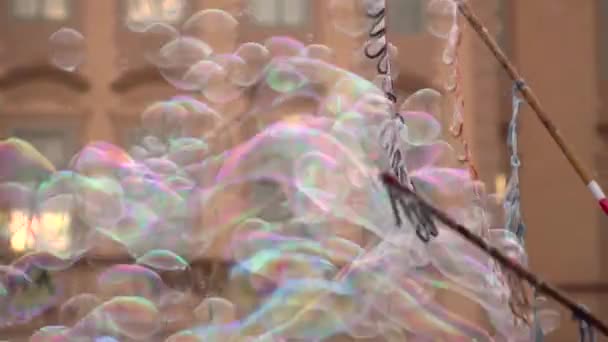 Close Van Kleurrijke Zeepbellen Vliegen Van Tri String Tegen Huis — Stockvideo
