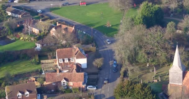 在英国肯特 英格兰花园 的High Halden村拍摄的一名回家的通勤者的空中跟踪镜头 — 图库视频影像