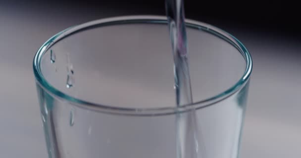 Water Een Glas Gieten — Stockvideo