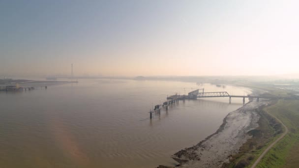 英国肯特郡 埃塞克斯郡泰晤士河上一艘船防波堤的宽阔空中景观 — 图库视频影像