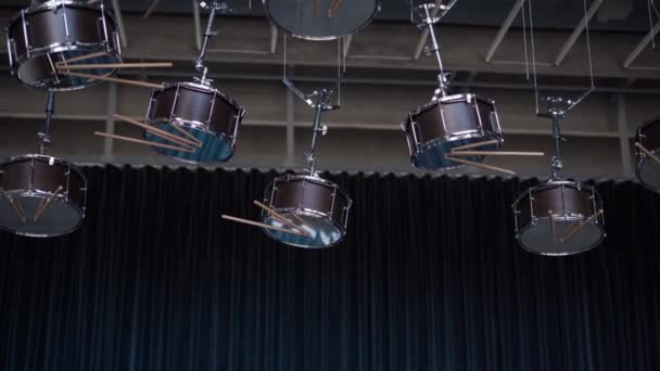 Tambours Suspendus Envers Plafond Avec Des Bâtons — Video