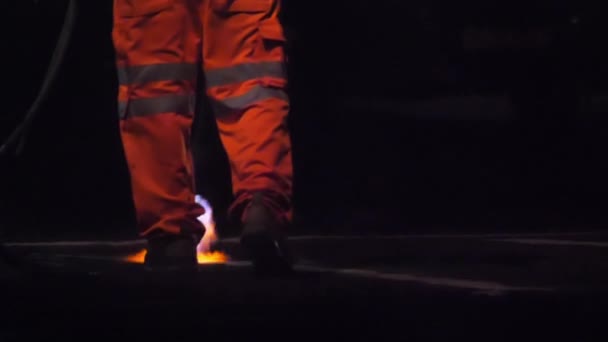 夜間再塗装する前に 幹線道路から白い線を燃やすために熱槍を使用して道路労働者のスローモーションビュー — ストック動画