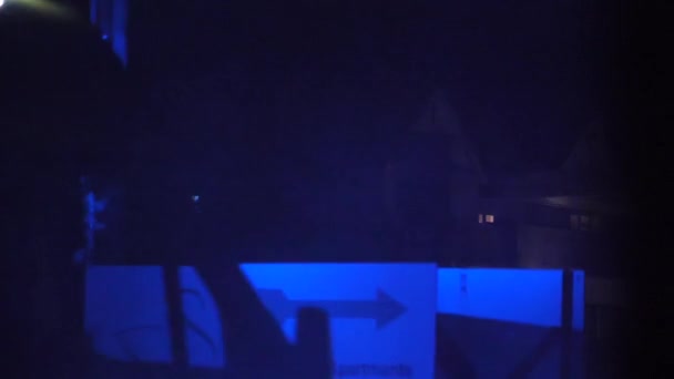 英国一辆救护车夜间经过一座装有蓝灯的房子窗户时的慢镜头 — 图库视频影像